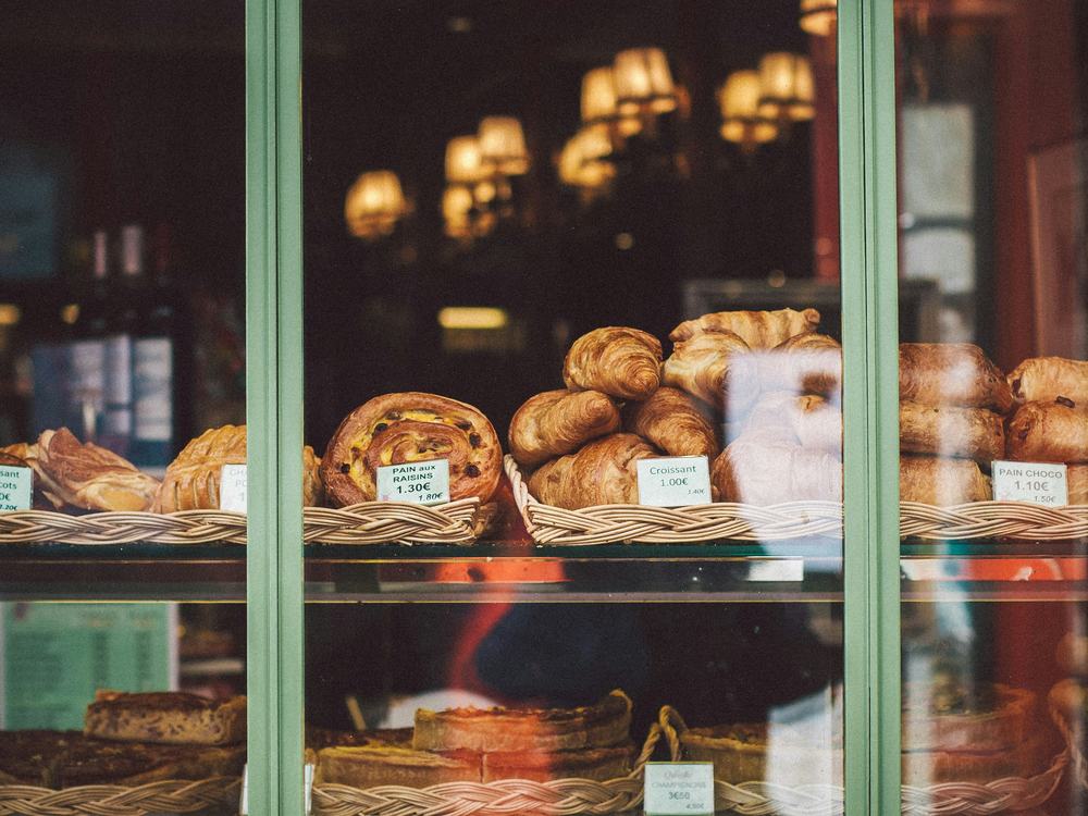 Du pain posé derrière le comptoir vitré d’une boulangerie