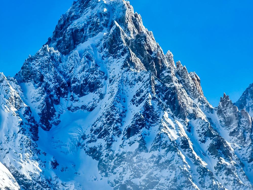 Une montagne couverte de neige sous un ciel bleu