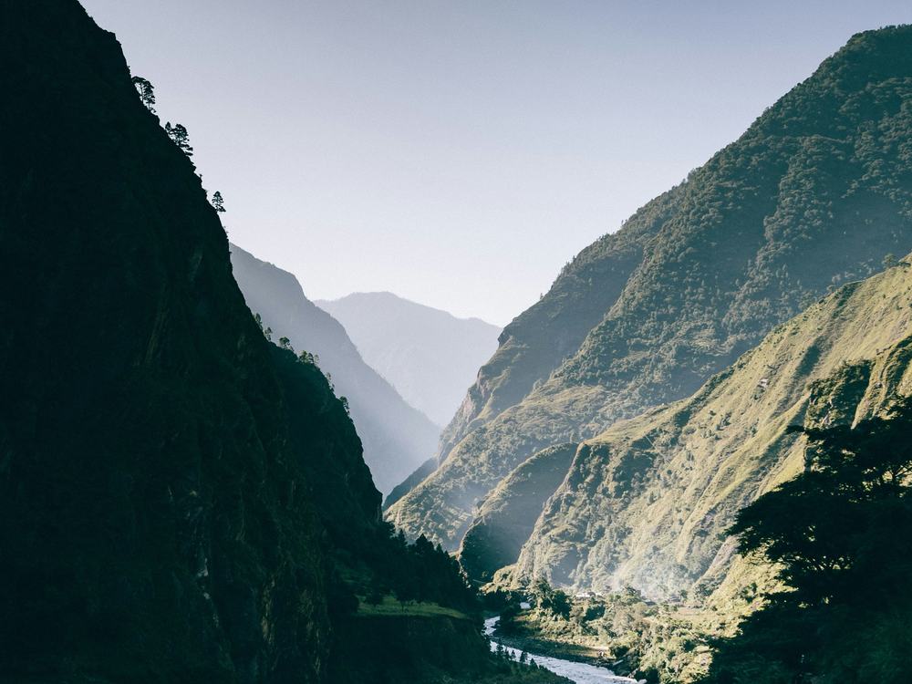 Une rivière entre des montagnes
