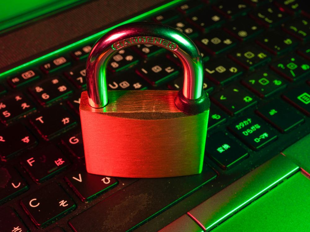 Un cadenas rouge posé sur un clavier d’ordinateur